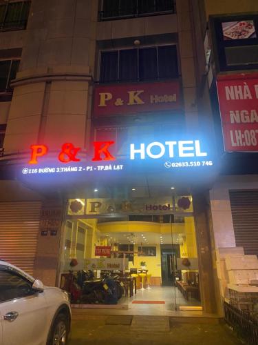 un hôtel la nuit avec une voiture garée devant dans l'établissement PK Hotel, à Đà Lạt