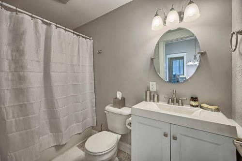 La salle de bains est pourvue de toilettes, d'un lavabo et d'un miroir. dans l'établissement Suites on Seneca - Lovely 2 Bed 1 Bath Apartment, à Harrisburg