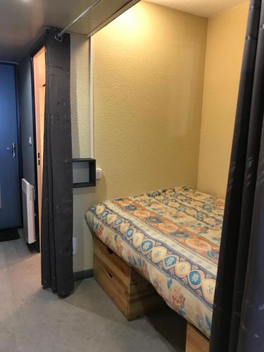 um quarto com uma cama e uma cómoda em Mes vacances à Piau engaly em Aragnouet
