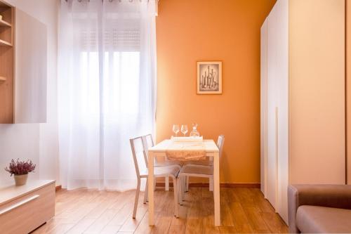 comedor con mesa y sillas en BnButler - Isonzo - Luminoso Appartamento in Porta Romana en Milán