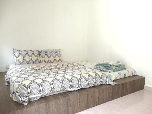 een slaapkamer met een bed met een witte muur bij Polo Park Apartment near mid valley southkey in Johor Bahru