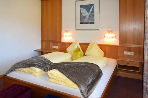 ein Schlafzimmer mit einem Bett mit einer Decke darauf in der Unterkunft Residence Untermoarhof in Bruneck
