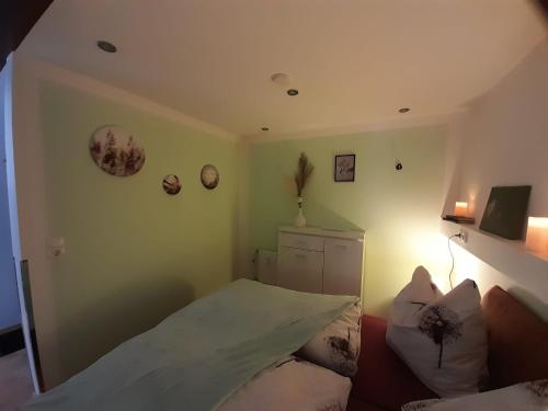 Ein Bett oder Betten in einem Zimmer der Unterkunft Neuendorf 30