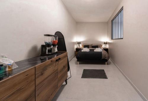 Posteľ alebo postele v izbe v ubytovaní Appartement Spa - Jacuzzi privatif - Fer Rêver 63