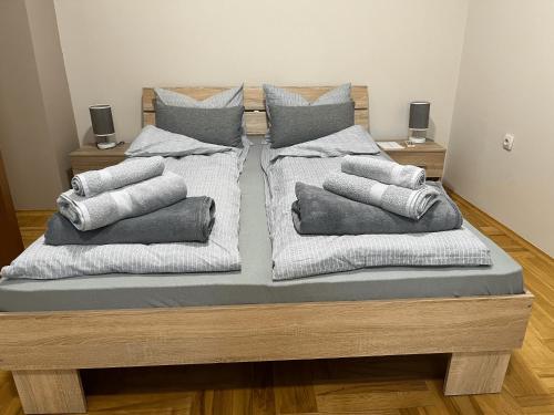 Cama ou camas em um quarto em Apartman M