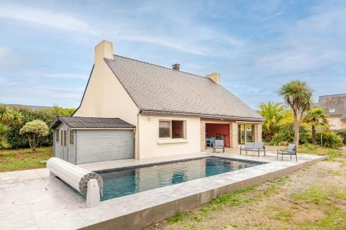 une maison avec une piscine devant une maison dans l'établissement Grande maison pour 10 avec piscine à Sarzeau, à Sarzeau