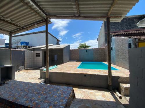 a swimming pool on the roof of a house at CASA NA PRAIA DO BISAVÔ MONTEMOR in Bertioga