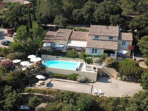 una vista aérea de una casa con piscina en Terre de Lumière, en Entrecasteaux