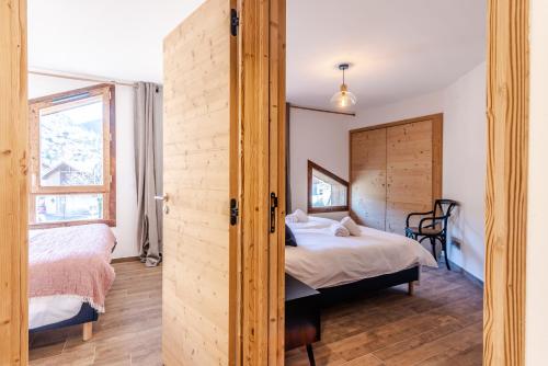 une chambre avec un lit et une fenêtre dans l'établissement ECHO DU PLENEY 201, à Morzine