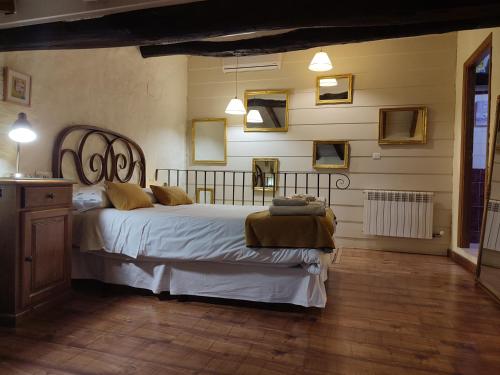 ein Schlafzimmer mit einem großen Bett in einem Zimmer in der Unterkunft La Herrera ll in San Esteban de la Sierra