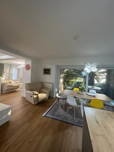 Ein Sitzbereich in der Unterkunft Apartments Villa BEAUTY PORTOROŽ