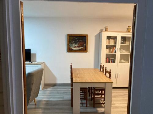 a dining room with a table and chairs at Apartamento Turístico Cervantes 18 in Losar de la Vera