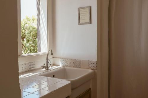 łazienka z umywalką i oknem w obiekcie Masseria Li Foggi w mieście Gallipoli