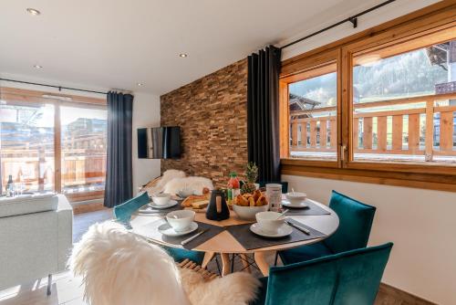 - un salon avec une table, des chaises, une table et des chaises dans l'établissement MAS JOUX PLANE 102, à Morzine