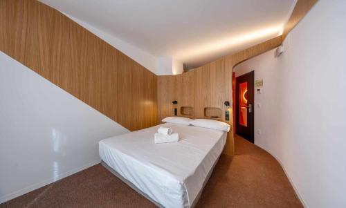 um quarto com uma grande cama branca num quarto em Nature by Raidom em Alicante