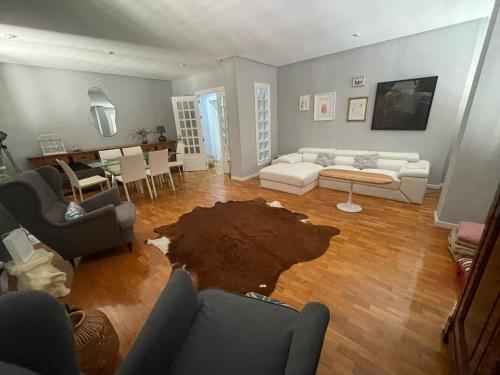 Vista aérea de una sala de estar con sofá y mesa en Catedral Plaza en Murcia