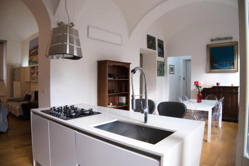 una cucina con lavandino e piano cottura di APPARTEMENT SAINT CHRISTOPHE a Moncalieri