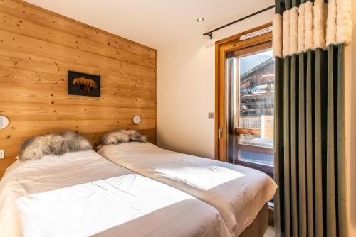 deux lits dans une chambre avec fenêtre dans l'établissement MAS JOUX PLANE 102, à Morzine