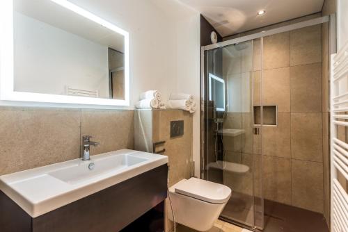 une salle de bains avec lavabo, toilettes et douche dans l'établissement MAS JOUX PLANE 102, à Morzine