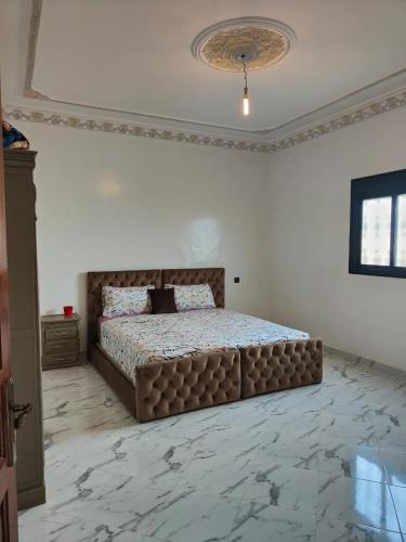 a bedroom with a large bed in a white room at STUDIO NEUF PROPRETE ET HYGIENE IRREPROCHABLE Proche des bus CTM - 4 em étage face terrasse in Tangier