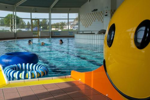 una piscina con gente en el agua en Veluwe Strandbad Elburg, en Elburg