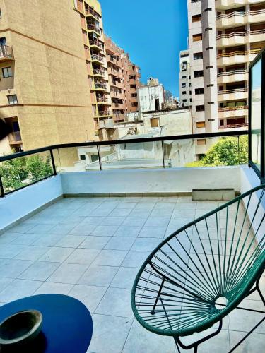 una silla en la parte superior de un balcón en Ayres de Córdoba 3, Gran Terraza, Excelente Ubic. en Córdoba