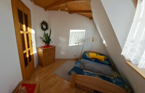 ザコパネにあるApartament Słonecznyのベッドと窓が備わる小さな客室です。