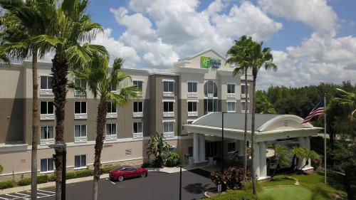 un hotel con un coche rojo estacionado frente a él en Holiday Inn Express and Suites Tampa I-75 at Bruce B. Downs, an IHG Hotel, en Tampa