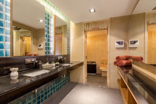 Ett badrum på The Charm Resort Phuket - SHA Certified