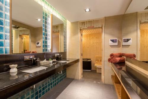Posezení v ubytování The Charm Resort Phuket - SHA Certified