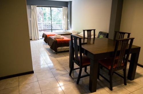 門多薩的住宿－Lomas Apart Hotel，一间带桌子和床的用餐室
