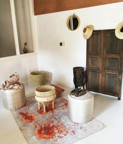 a room with two ottomans and a door at Maison ALPHEA SPA HAMMAM in Marrakech