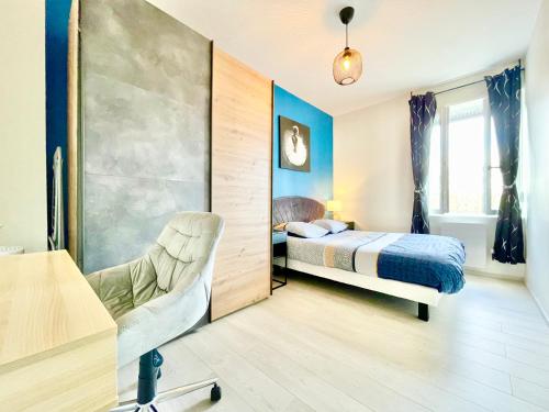 um quarto com uma cama e uma cadeira em COLMAR - Appartements Deluxe - Lumineux - Stationnement Gratuit et Facile dans la rue em Colmar