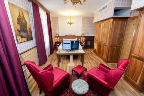 TV a/nebo společenská místnost v ubytování Limehouse Library Hotel