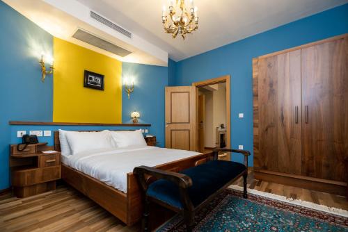 Postel nebo postele na pokoji v ubytování Limehouse Library Hotel