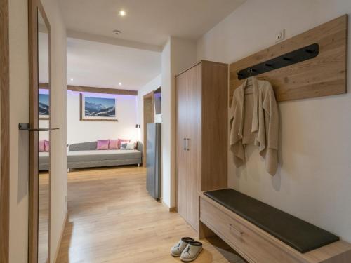 un pasillo con 1 dormitorio y 1 cama en una habitación en Apartment Filzenkogel, en Schwendau