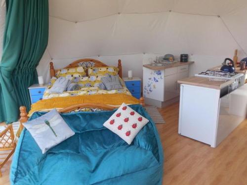 雷雅特的住宿－The Hafod，帐篷内一间卧室,配有一张大床