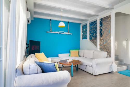 Un lugar para sentarse en Seabreeze Villa - with Jacuzzi & heated pool