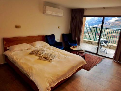 1 dormitorio con 1 cama y balcón en snowflake.golan, en Majdal Shams