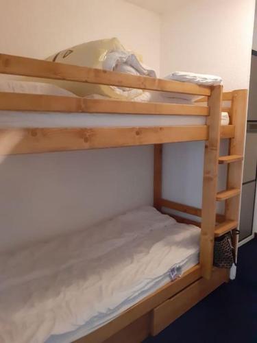 - un lit superposé avec une échelle au niveau inférieur dans l'établissement Joli studio proche des telecabines, à Uvernet