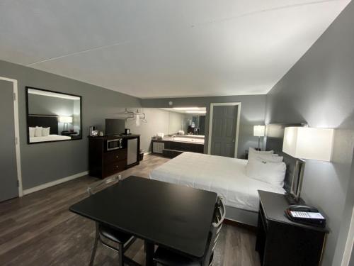Habitación de hotel con cama y mesa en Lake Norfork Resort en Henderson