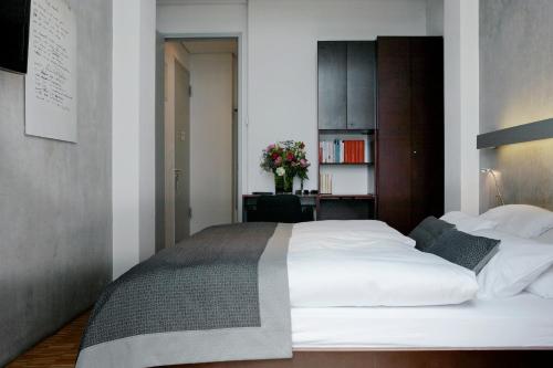 a bedroom with a large white bed in a room at Wedina Budget in Hamburg