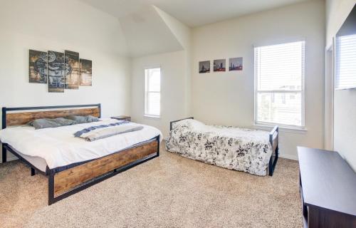 En eller flere senge i et værelse på Meticulously-maintained 3-BR Townhouse w/ Backyard ~ Double-Story!