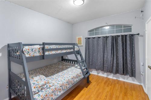 Våningssäng eller våningssängar i ett rum på Roanoke Hidden Oasis Resort Style Living