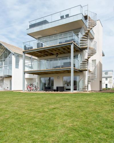Lakeside property with spa access on a nature reserve One One Eight HM118