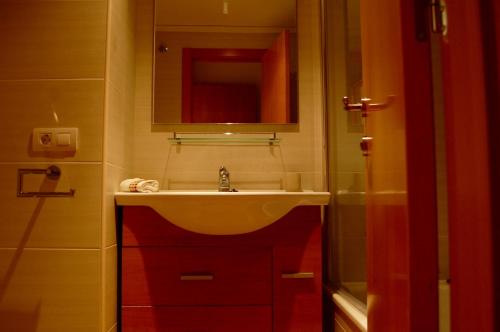 une salle de bains avec un lavabo et un miroir dans l'établissement Coll Verd Apartment, à Dénia