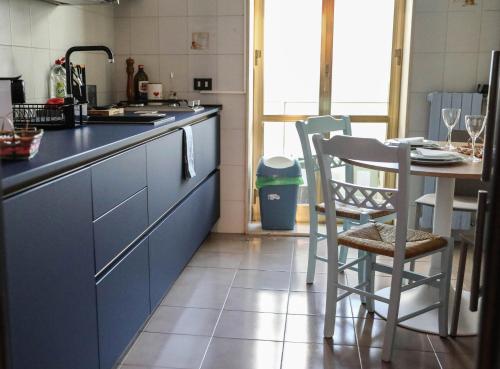 een keuken met een wastafel en een tafel met een stoel bij The colors house in Bari