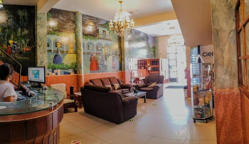 un vestíbulo con sofás y un bar en una tienda en Hotel Virrey Pucallpa EIRL en Pucallpa