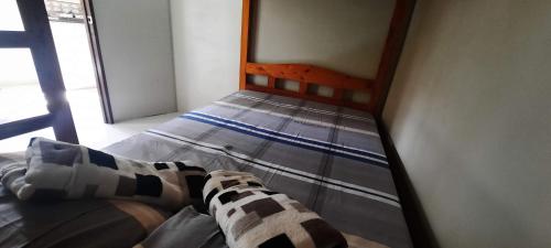 Una cama o camas en una habitación de The Pine Place - Baguio