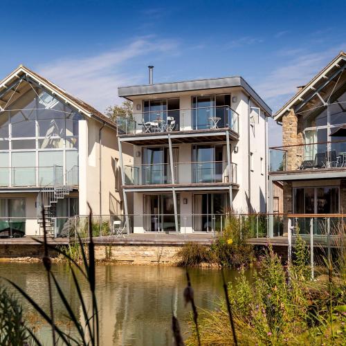 Lakeside property with a Spa on a nature reserve Woodlark HM30